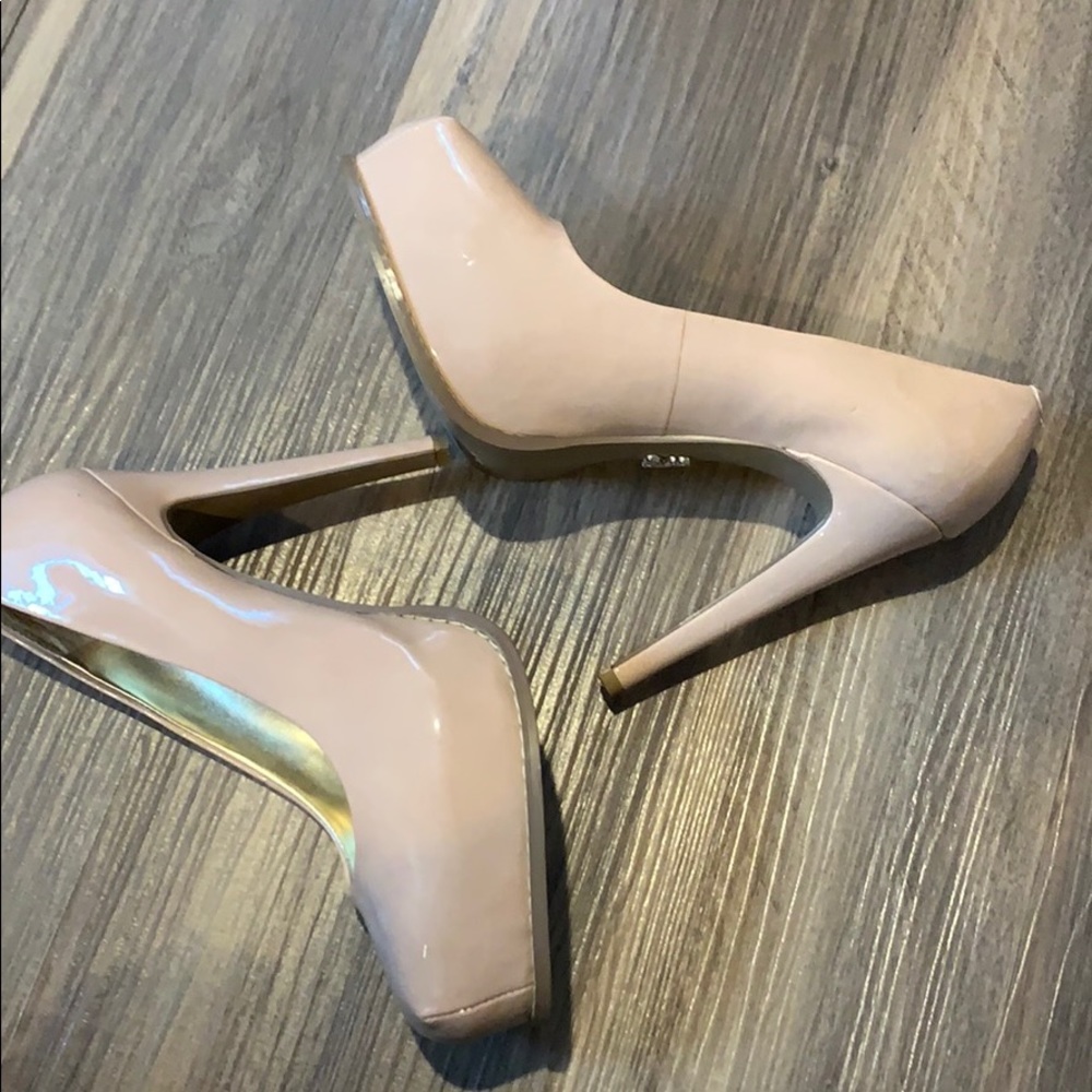 Vera Wang Platform 5” Heels in Women’s size 7
